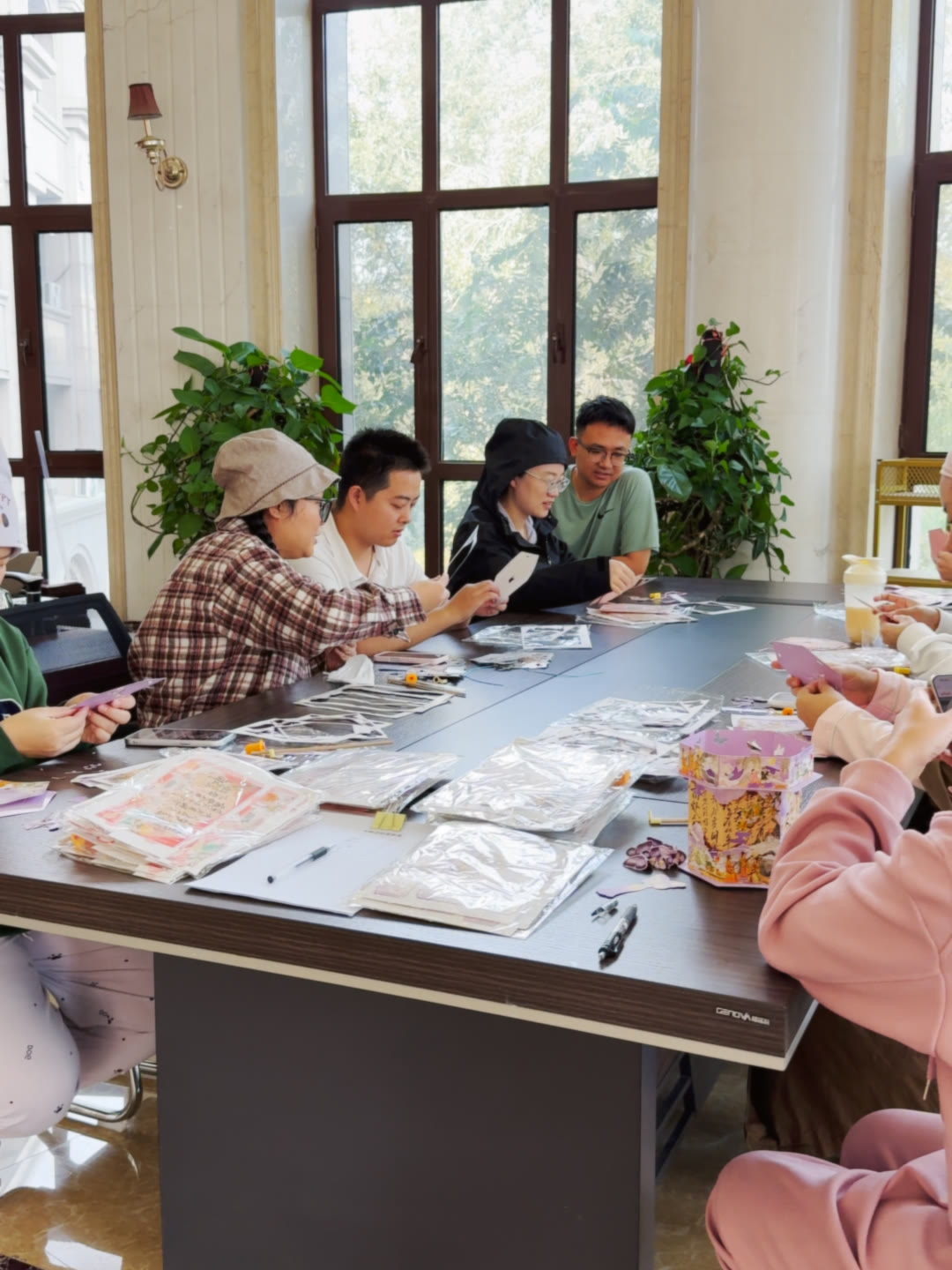 中秋节当天月子中心大厅里的长桌与围坐的妈妈们