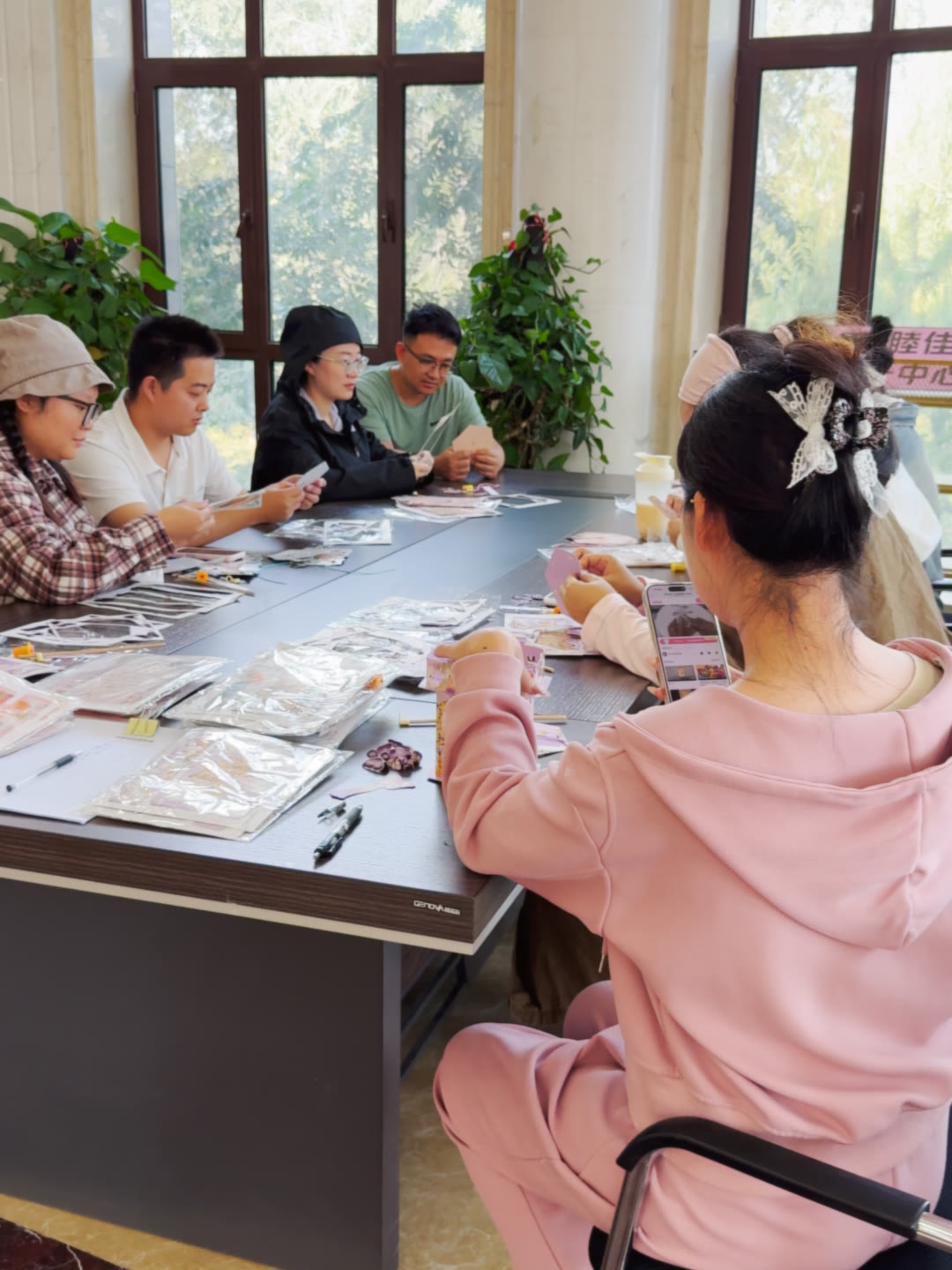 一桌人各自低头做着自己手上的灯