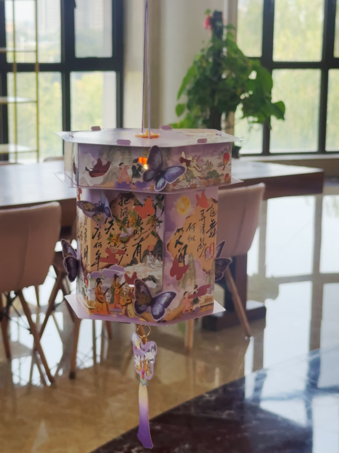 灯面上的词句与仕女图案