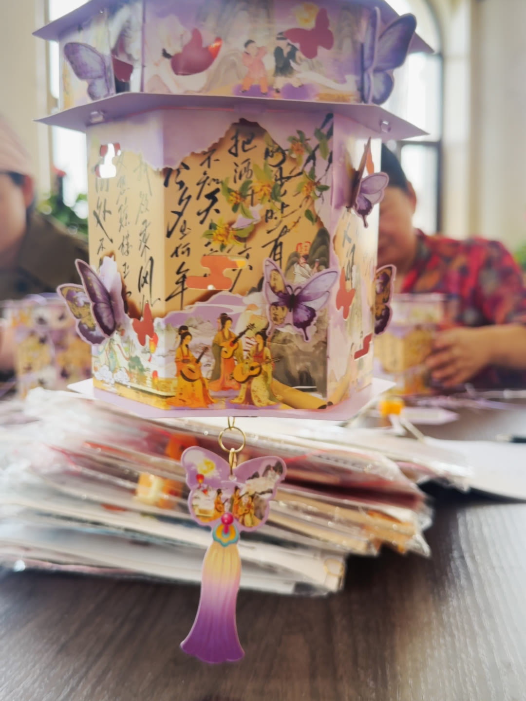 做好的花灯立在印花纸材料中间