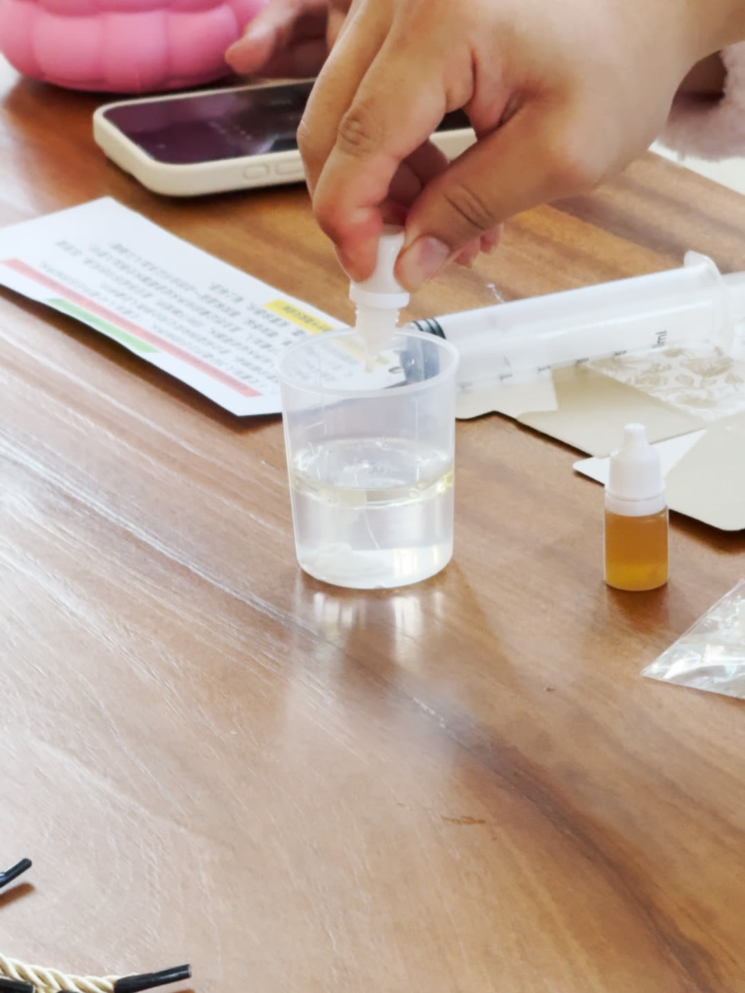 用滴管把精油滴进量杯