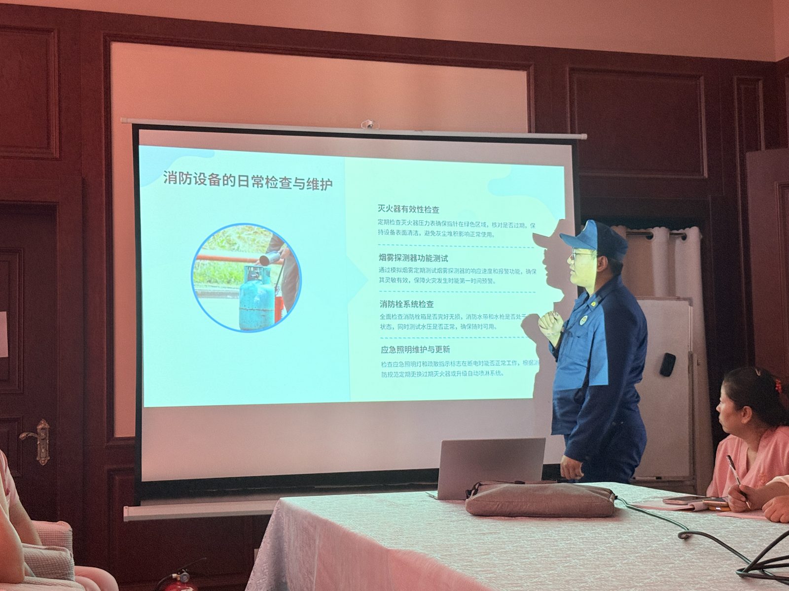 消防战士讲解消防设备的日常检查与维护
