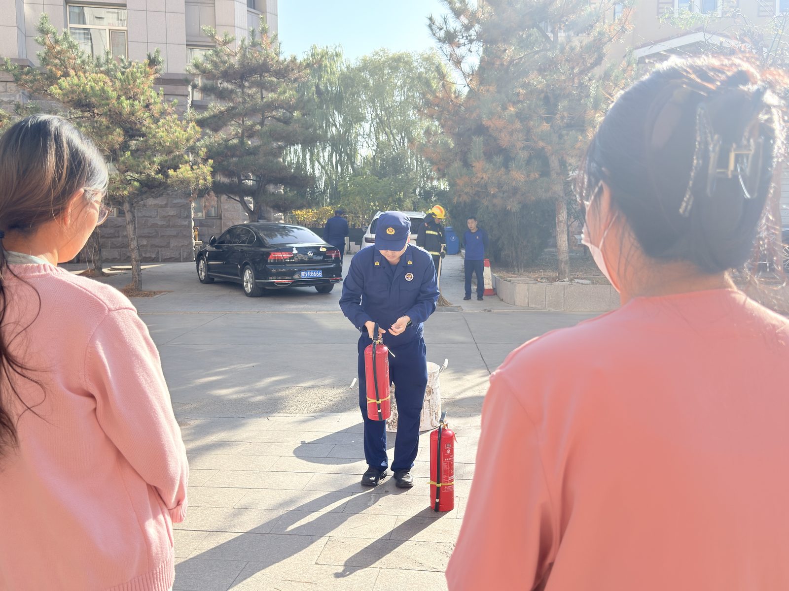 消防战士现场演示灭火器使用方法