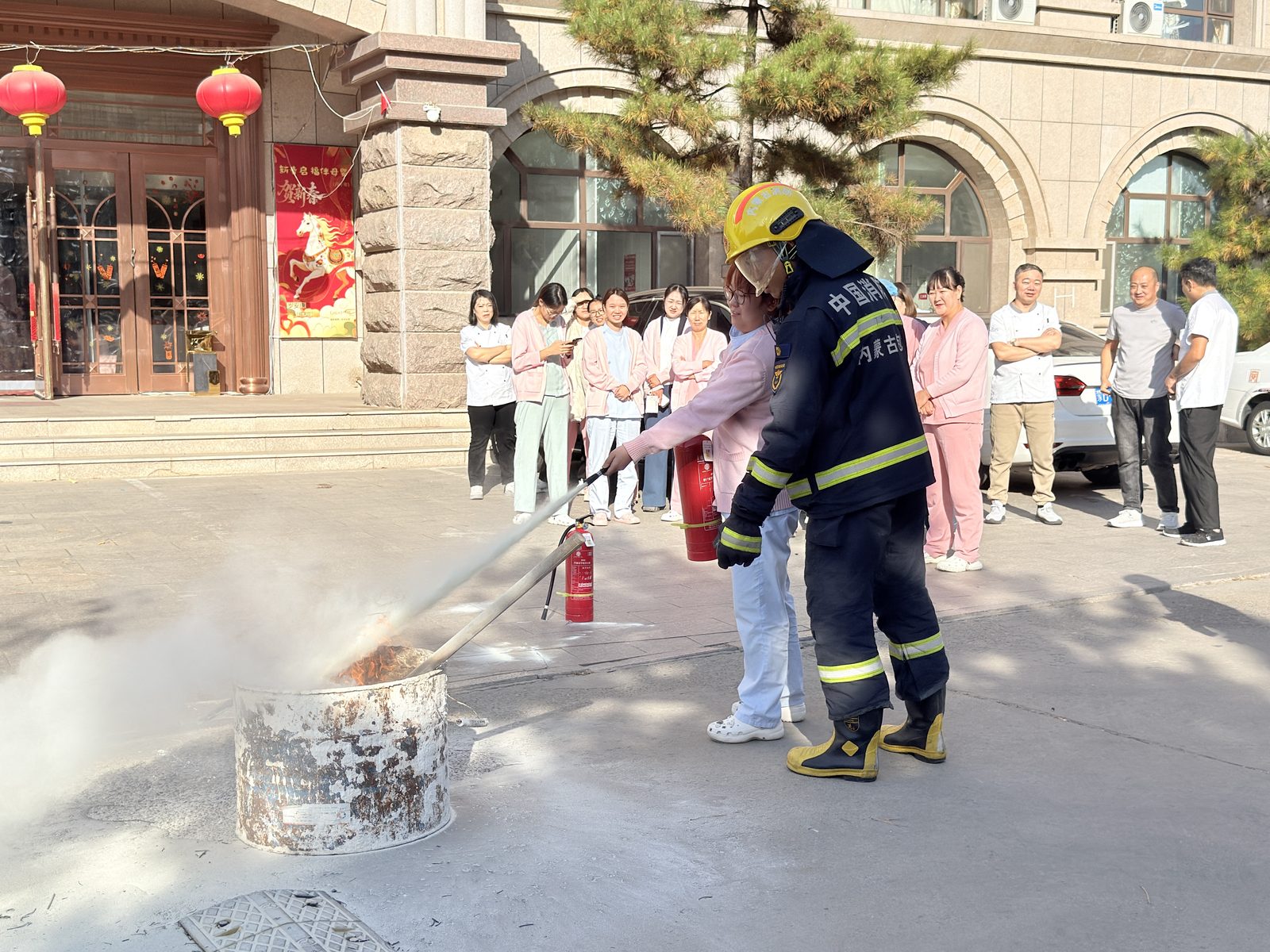 员工参与灭火实操,消防车在旁